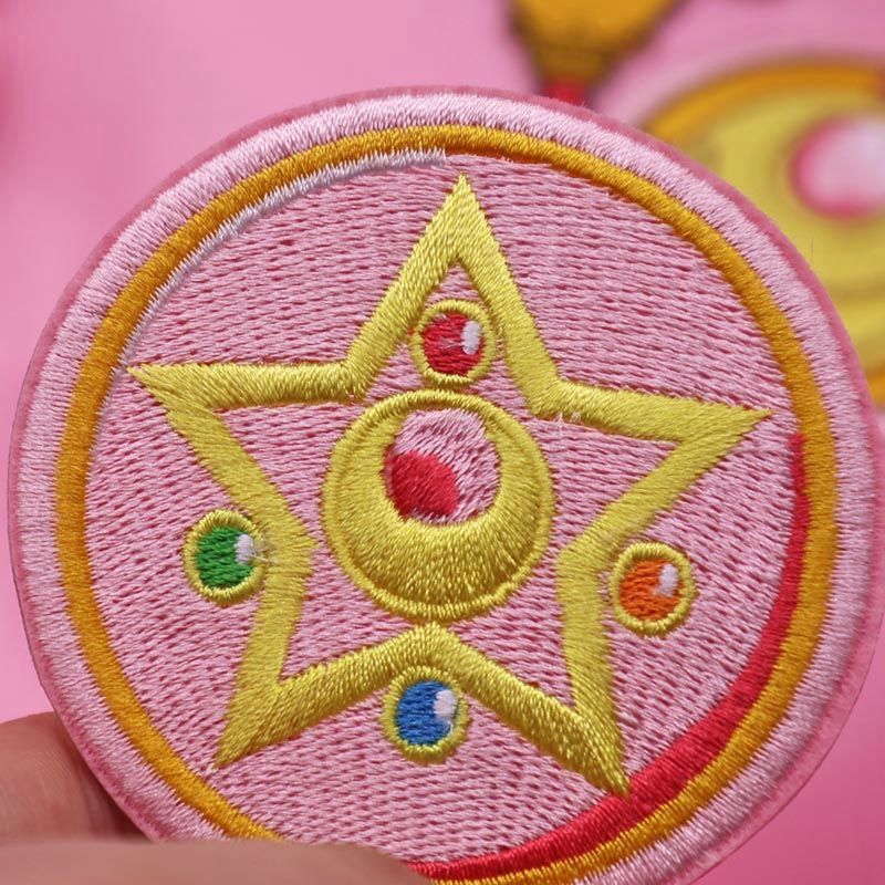 Sailor Moon Wand - 美少女戦士セーラームーン魔法の杖シェイプシフター刺繍自己粘着ステッカーかわいい漫画クリエイティブパッチ DIY アクセサリーホリデーギフト
